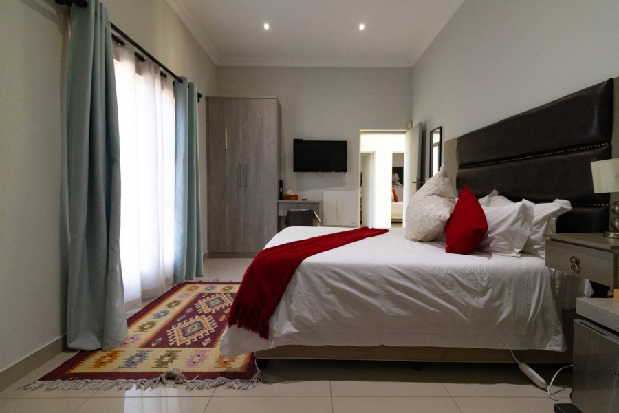 7 Bedroom Property for Sale in Sandbaai Western Cape